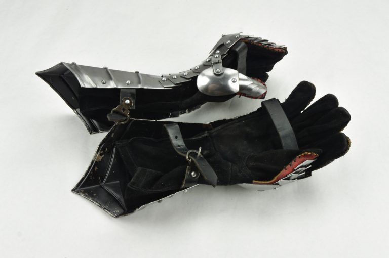 Dark Champion's Gothic Gauntlets