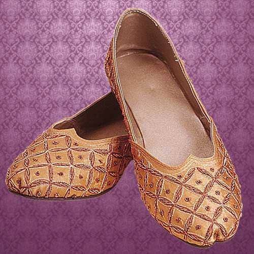 Divit-Toed Footwear for Historical Reenactment