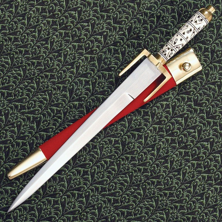 Curved Dagger with Distinctive Hilt Design