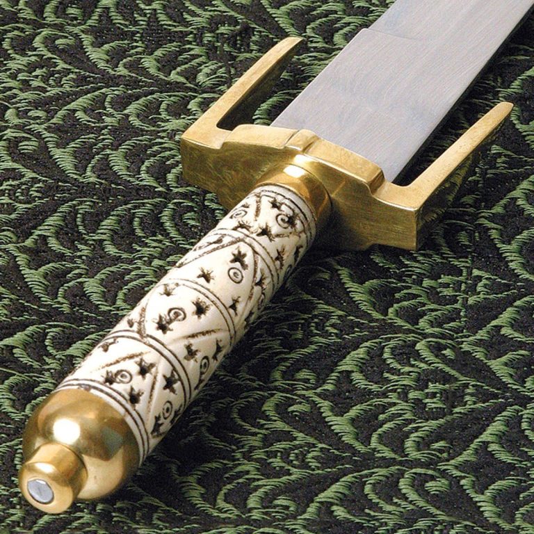 Curved Dagger with Distinctive Hilt Design